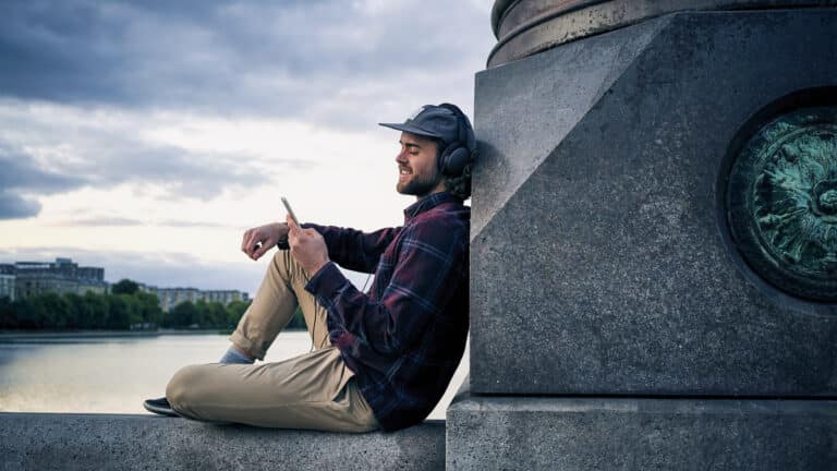 mand lytter til musik