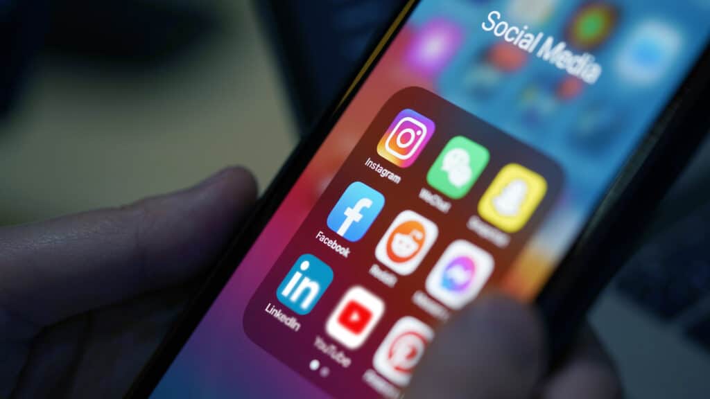 Mobiltelefon med visning af sociale medier apps