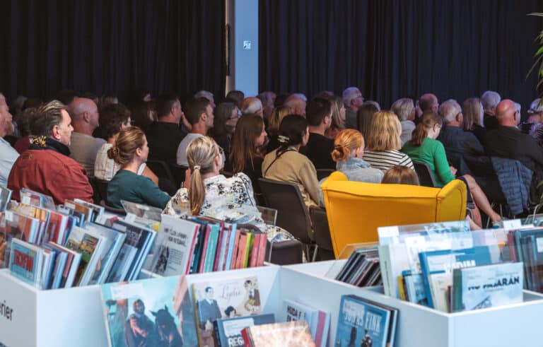 Mennesker til foredrag på bibliotek