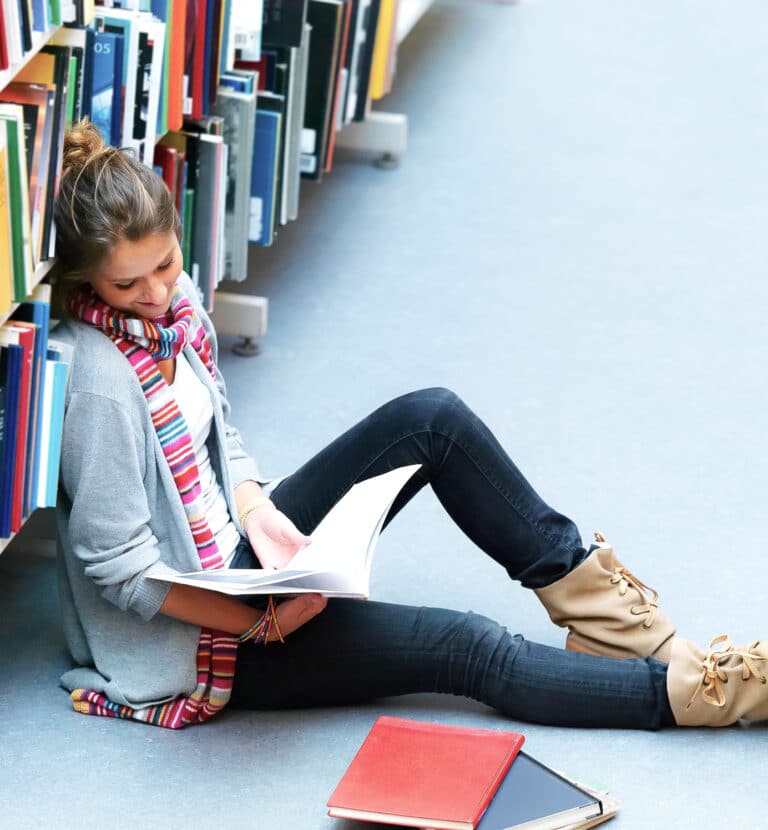 Person læser på bibliotek