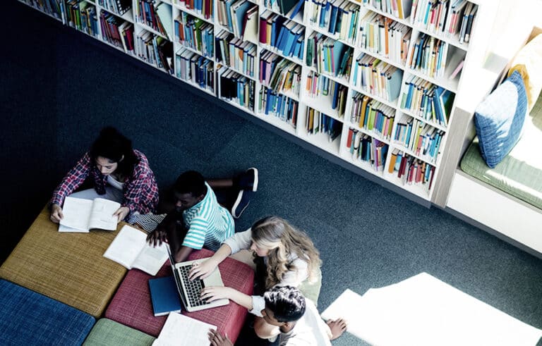 Elever studerer på bibliotek