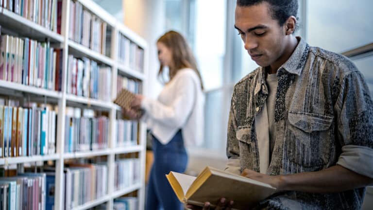 Person læser bog på bibliotek