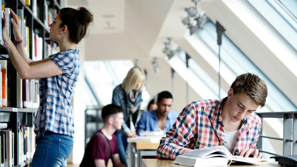 Skoleelever på skolebibliotek