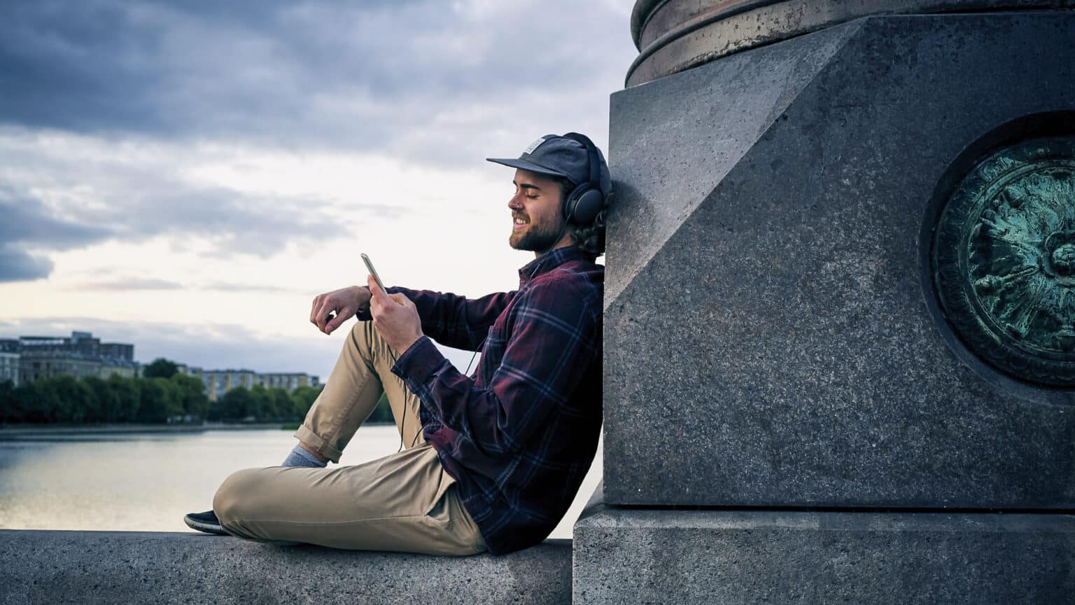 Mand lytter til musik