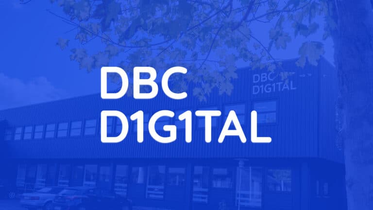 DBC Digital logo på baggrund af bygning