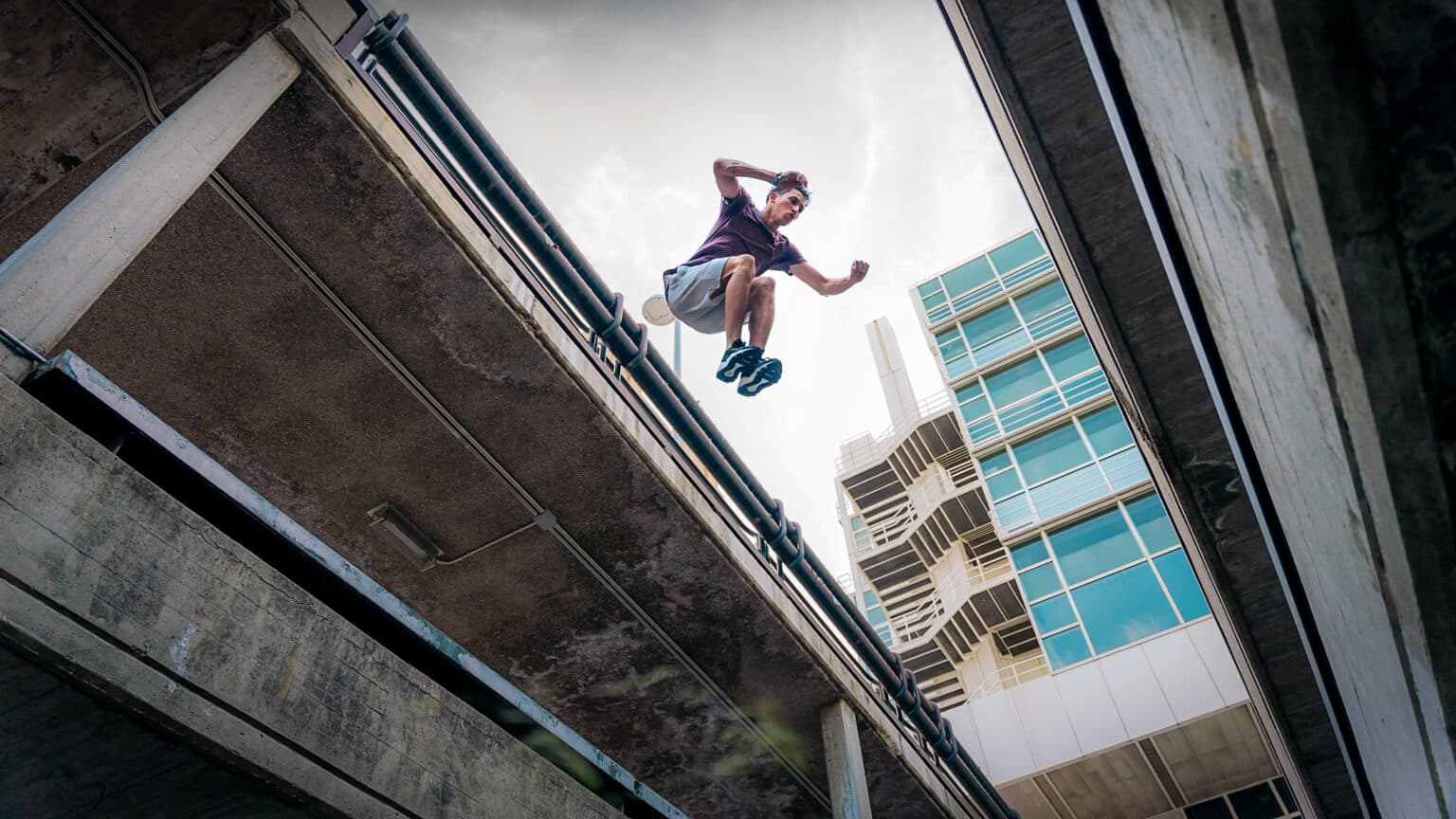 Person laver parkour på bygning