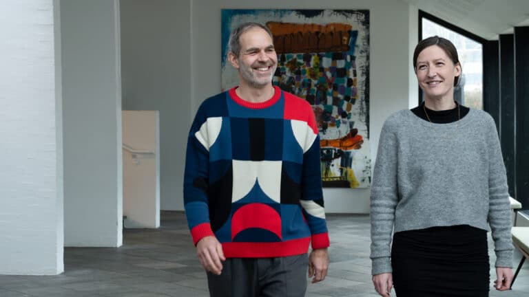 2 personer der går i gang