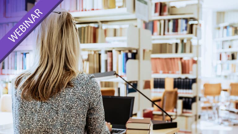 Bibliotekar med computer