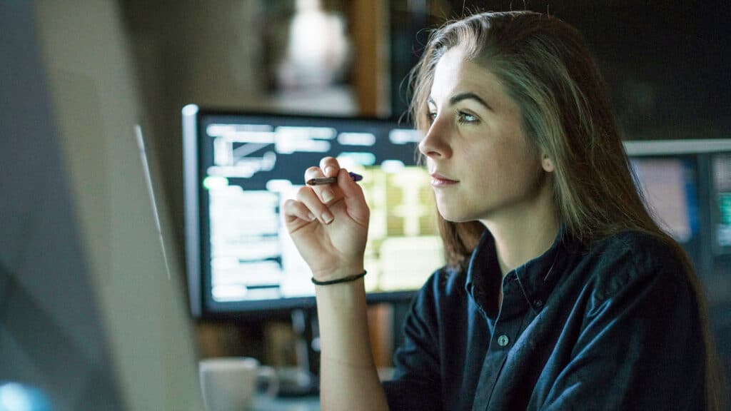 It-udvikler foran skærm