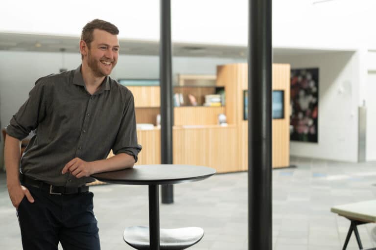 Portræt af Daniel der står ved bord