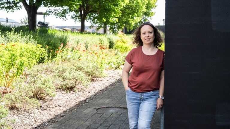 Portræt af Linda foran DBC DIGITALs bygning