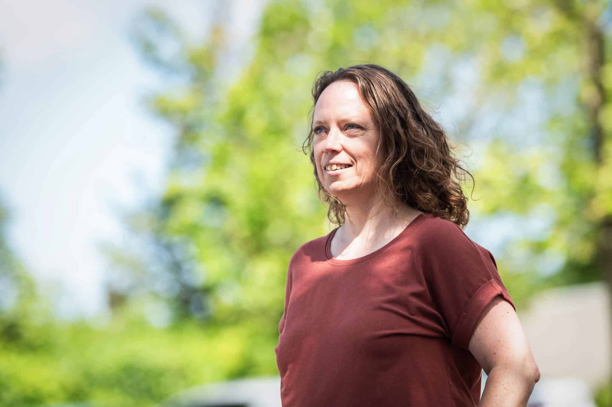 Portræt af Linda udendørs
