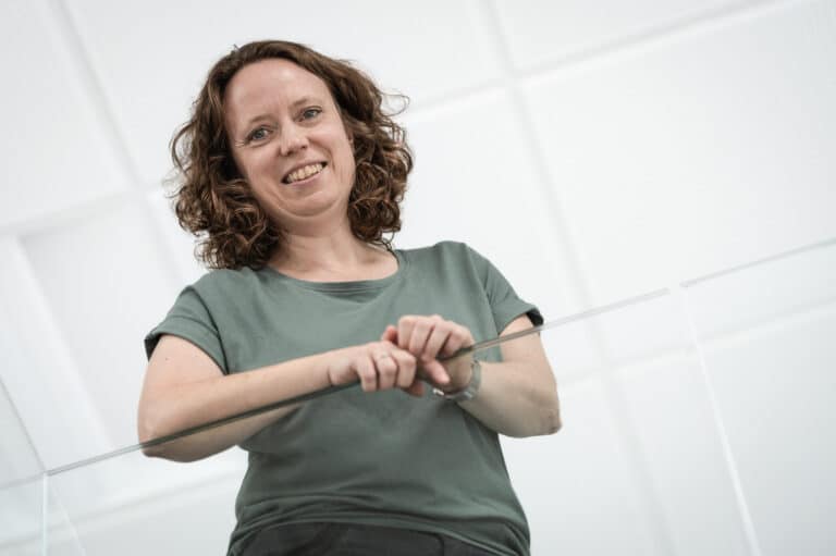 Portræt af Linda for toppen af en trappe.