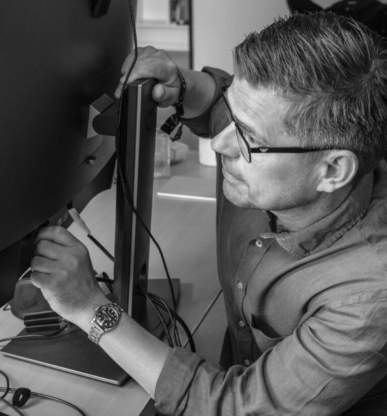 Portræt af Noah ved computer