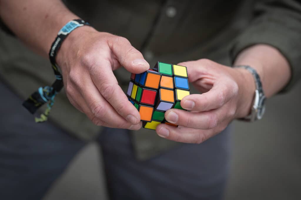 Noah holder en Rubic cube