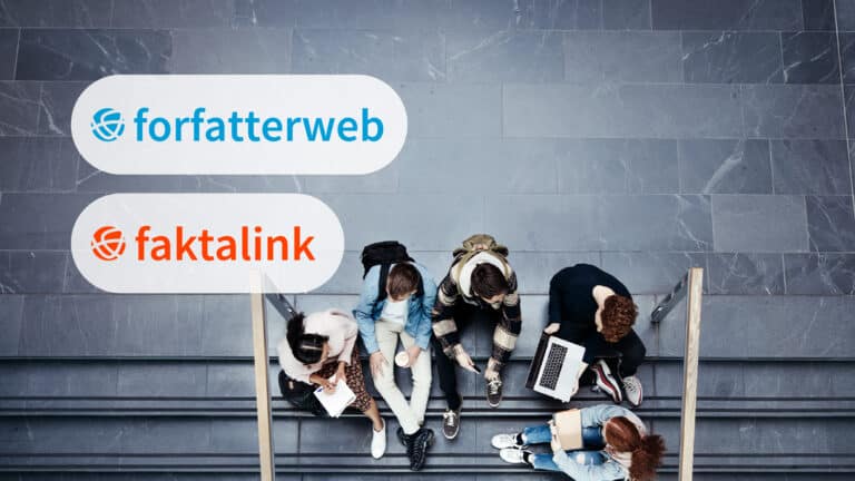 Billede af studerende på an trappe