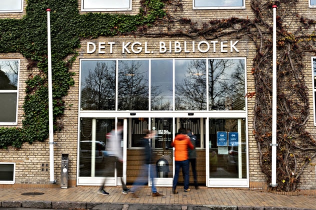 Indgangen til Det Kgl. Bibliotek i Aarhus.