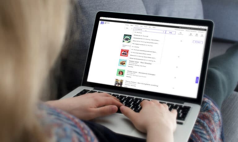 Person på bærbar kigger på Bibliotek.dk