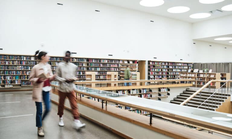 Studerende på bibliotek
